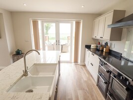 Refrigerador, lavavajillas, tetera/pava eléctrica, tostadora