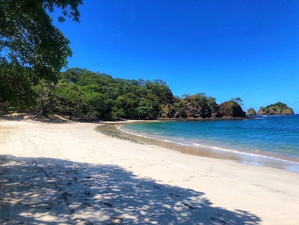Una spiaggia nelle vicinanze