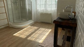 Douche, sèche-cheveux, serviettes fournies, savon