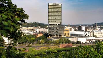 Un edificio moderno con un cartello ben visibile con la scritta "Porsche Design".