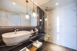Rainfall showerhead, hair dryer, slippers, towels - Radisson Blu Hotel At Porsche Design Tower Stuttgart (Stuttgart)