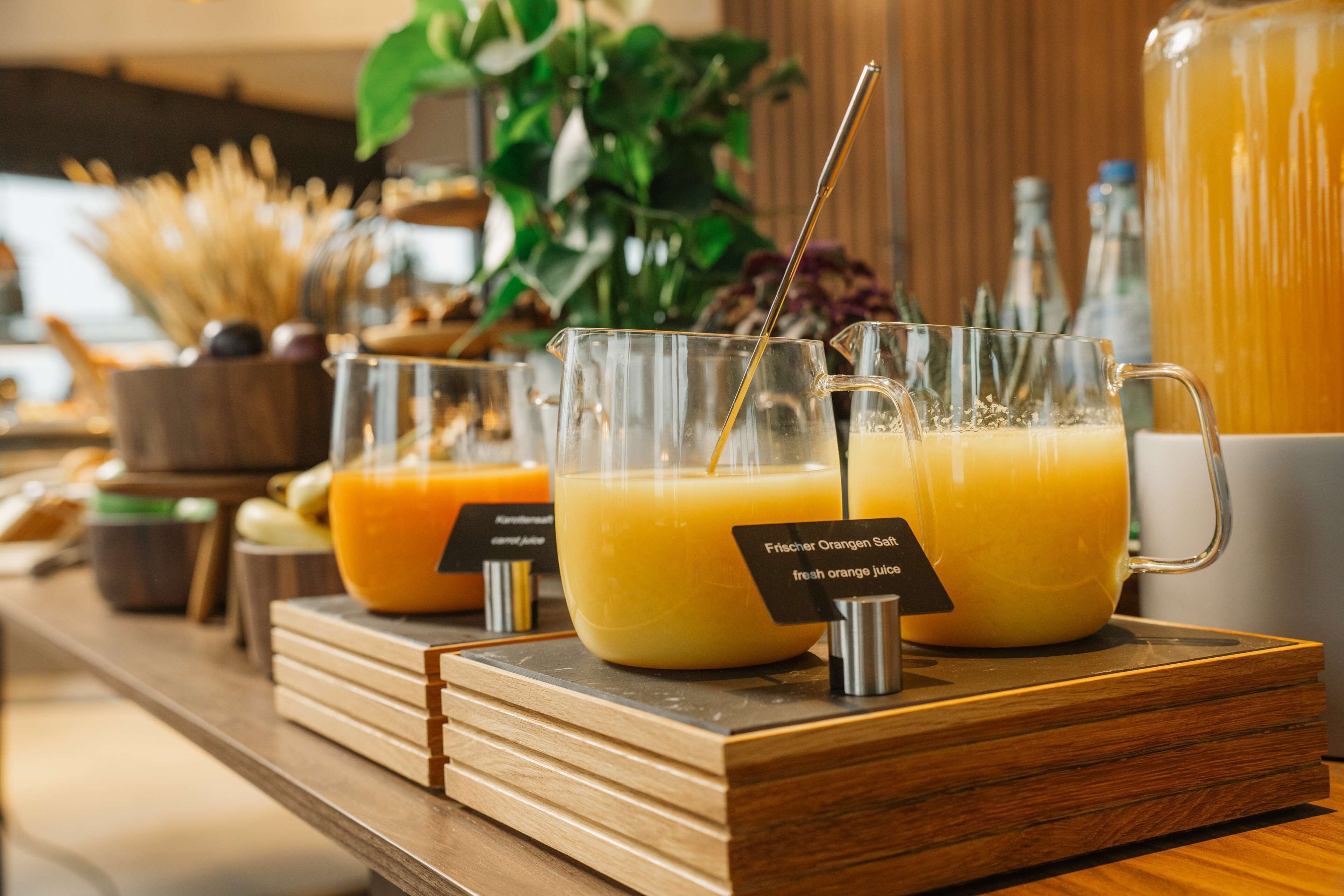 每日供应自助式早餐（每人 EUR 25）