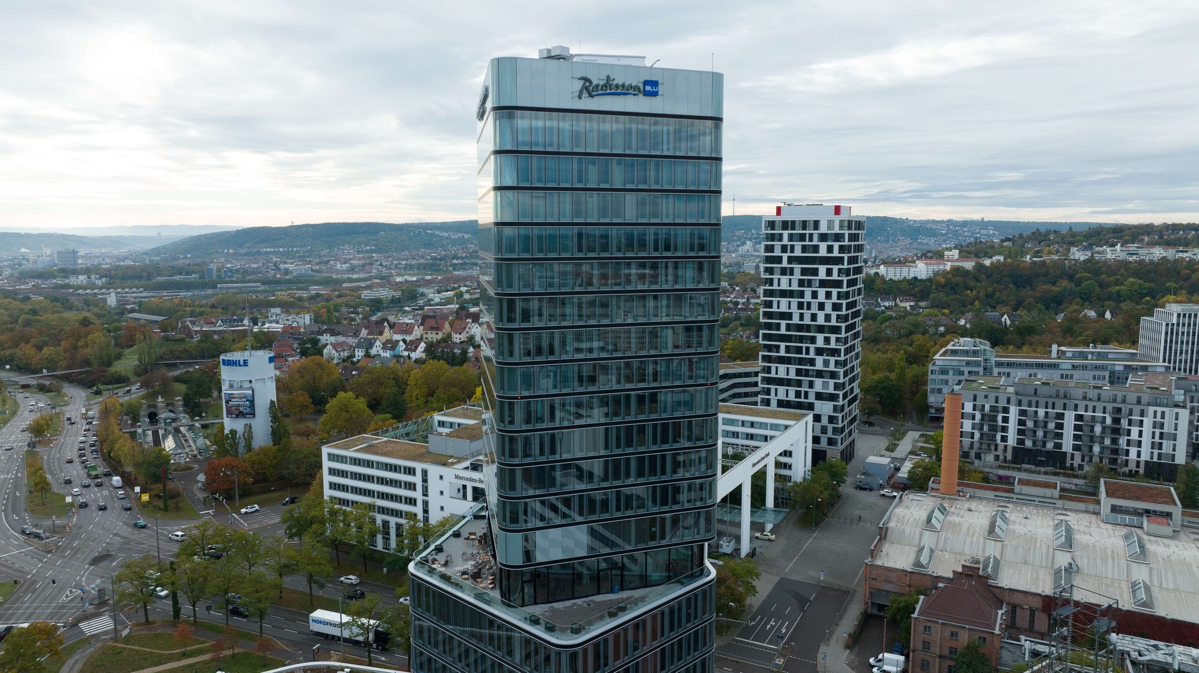 Un edificio moderno con fachada de vidrio y un letrero que dice "Radisson Blu".
