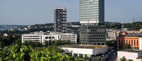 Un paisaje urbano con edificios modernos, incluyendo un destacado edificio Porsche Design.