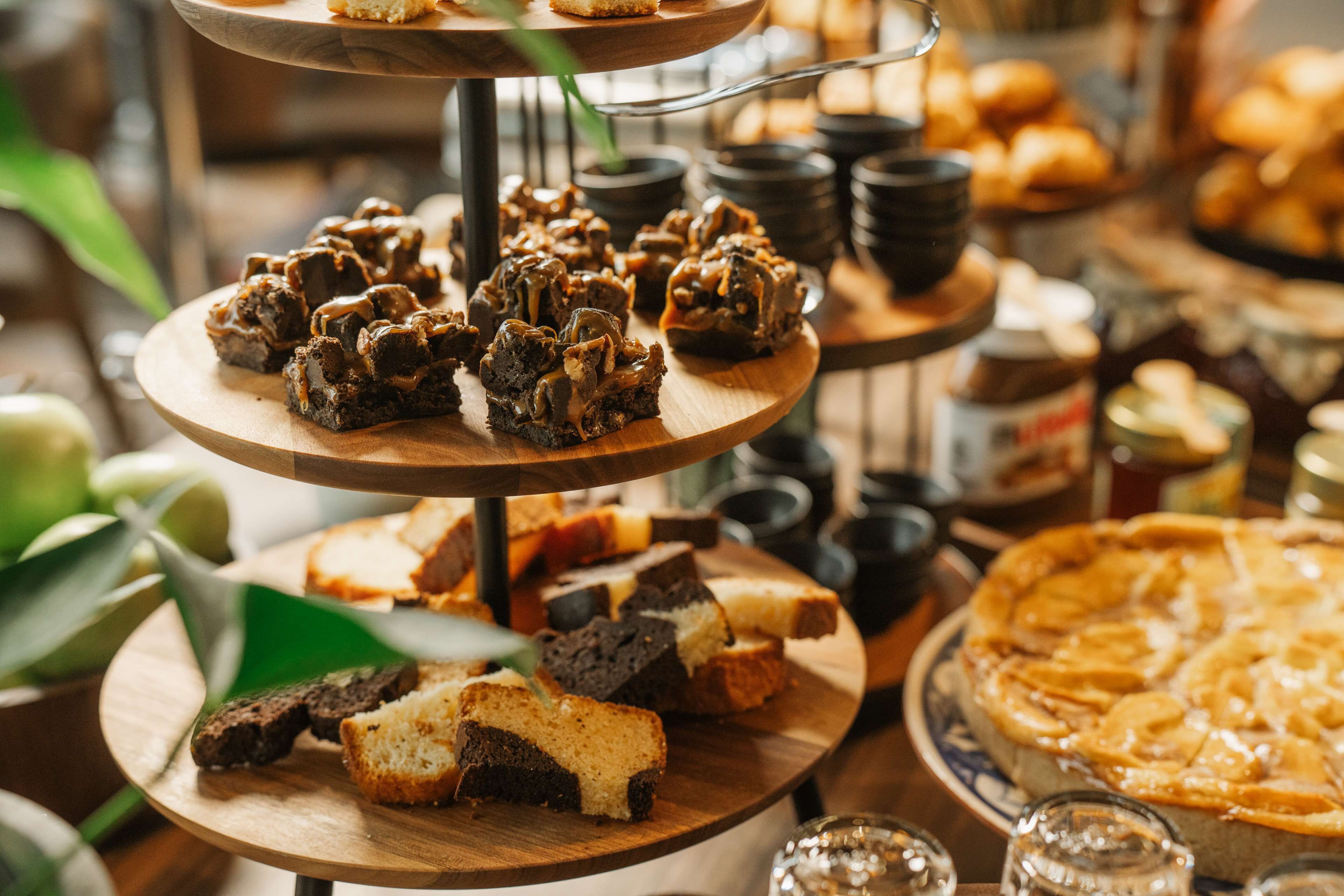 Una exhibición de postres de varios niveles con diversas opciones de repostería.