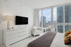 2 bedrooms, iron/ironing board, travel crib, WiFi - LUX 2B/2B at ICON - Water View & 5-Star Amenities (Miami)
