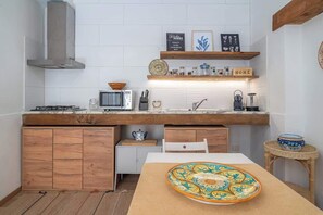 Fridge, oven, stovetop, coffee/tea maker - Dione ground floor apartment Ortigia (Syracuse)