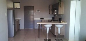 Private kitchen - Stylish apartment situated in a prime location of the buzzing City of Gold (Midrand)