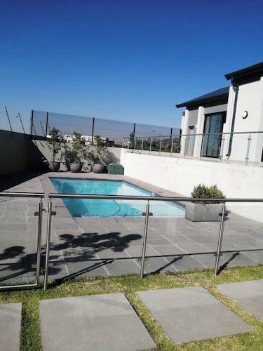 Stylish apartment situated in a prime location of the buzzing City of Gold