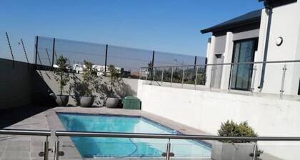 Stylish apartment situated in a prime location of the buzzing City of Gold