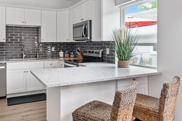 Kühlschrank, Mikrowelle, Ofen, Herdplatte