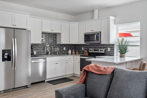 New, Luxury King Bedrm, Heart of Downtown, Quaint popular area, EV charger avail