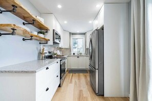 Refrigerador, microondas, horno y parrilla de estufa