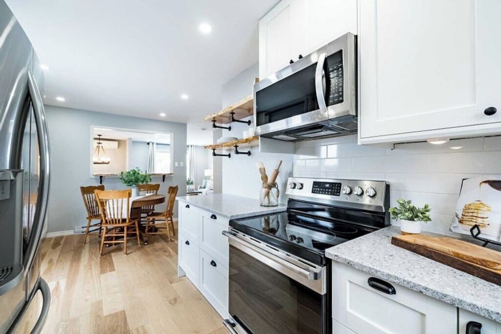 Réfrigérateur, four à micro-ondes, un four, surface de cuisson