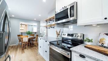 Refrigerador, microondas, horno, placa de cocina