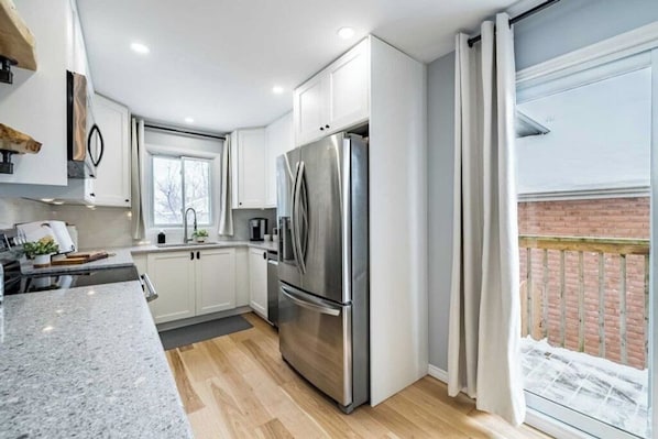 Refrigerador, microondas, horno y parrilla de estufa