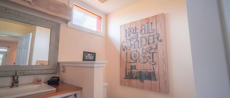 Ducha, bañera de hidromasaje, secador de pelo y toallas