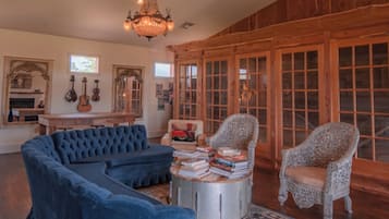 Chimenea, libros y biblioteca musical