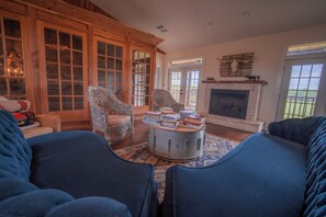 Interior - The Rambler Room - Wander Inn (Round Top)