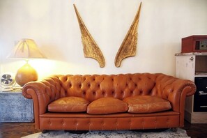 Takka, kirjoja, musiikkikirjasto