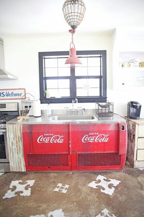 Fridge, microwave, oven, stovetop - Gypsy Farmhouse - Wander Inn (Round Top)