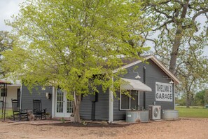 Exterior - Thelma's Garage - Wander Inn (Round Top)