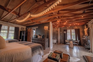 1 bedroom, WiFi, bed sheets - Thelma's Garage - Wander Inn (Round Top)