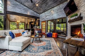 Smart TV, chimenea y videojuegos 