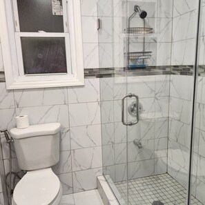 Haartrockner, Handtücher, Seife, Shampoo
