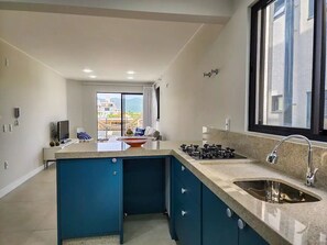 Fridge, microwave, oven, stovetop - Apartamento Novo com 3 Quartos e 3 Banheiros (Canto Grande Bombinhas)