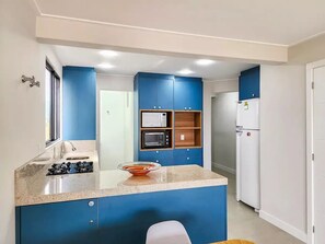 Geladeira, micro-ondas, fogão, cooktop
