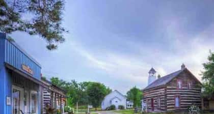 New Cozy and Private Cottage - Trent Lakes.