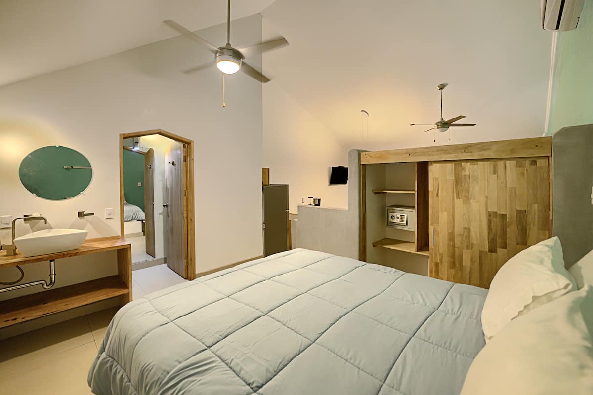 1 bedroom, in-room safe, desk, laptop workspace
