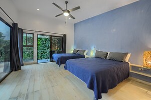 Caja de seguridad en la habitación y escritorio 