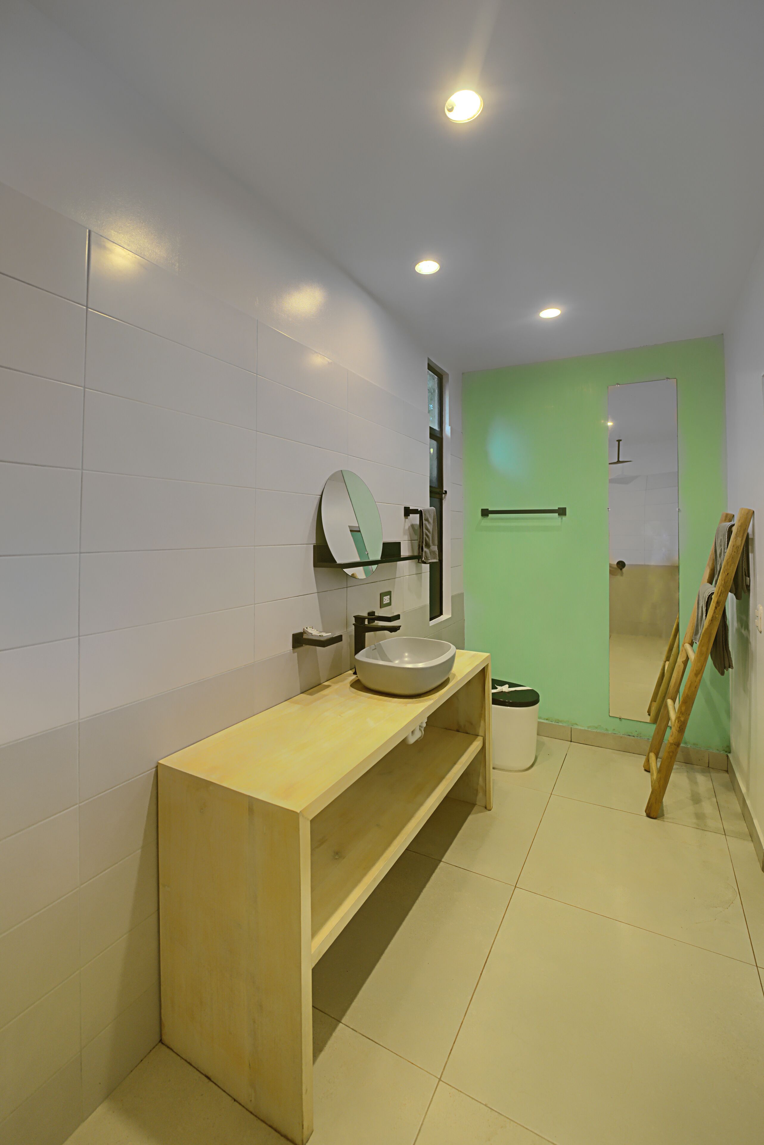 Une salle de bain moderne avec un meuble-lavabo en bois, un miroir, un lavabo et des toilettes.