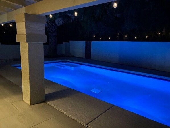 Una piscina al aire libre, una piscina climatizada