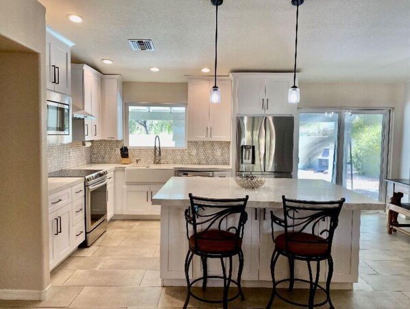 Fridge, microwave, oven, stovetop - Executive mid-term rental in Fountain Hills (Fountain Hills)