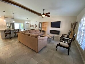 Smart TV, fireplace - Executive mid-term rental in Fountain Hills (Fountain Hills)