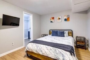 2 bedrooms, iron/ironing board, internet, bed sheets
