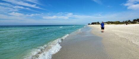 Una playa cerca, toallas de playa