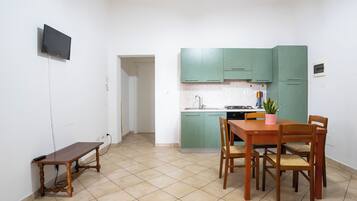 Kühlschrank, Ofen, Herdplatte, Wasserkocher mit Kaffee-/Teezubehör