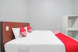 Standard Double Room | Laptop workspace, free WiFi, bed sheets - OYO 90359 Sbh Residence (Medan)