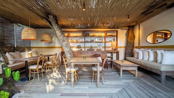 48-inch Smart TV with digital channels, Netflix, streaming services