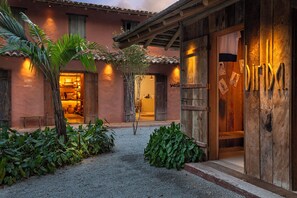 48-inch Smart TV with digital channels, Netflix, streaming services - Na Praça Hotel (Porto Seguro)