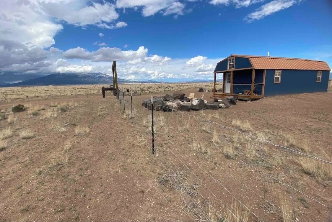 Peaceful off-grid cabin at Alamo Alpaca Ranch PET FRIENDLY