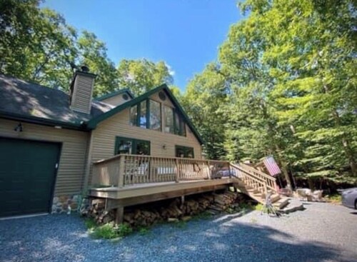 Masthope chalet house 5 minutes to  lake, pool and ski slopes. 