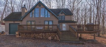 Masthope chalet house 5 minutes to  lake, pool and ski slopes. 
