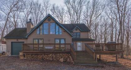 Masthope chalet house 5 minutes to  lake, pool and ski slopes.