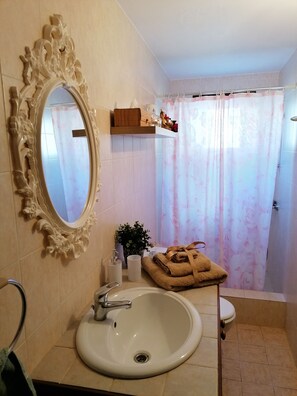 Hiustenkuivaaja, pyyhkeet, saippua, vessapaperi