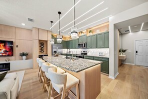 Fridge, microwave, oven, stovetop - Beautifully Renovated 5-Bedroom Villa w/ Pool Near Disney (Davenport)